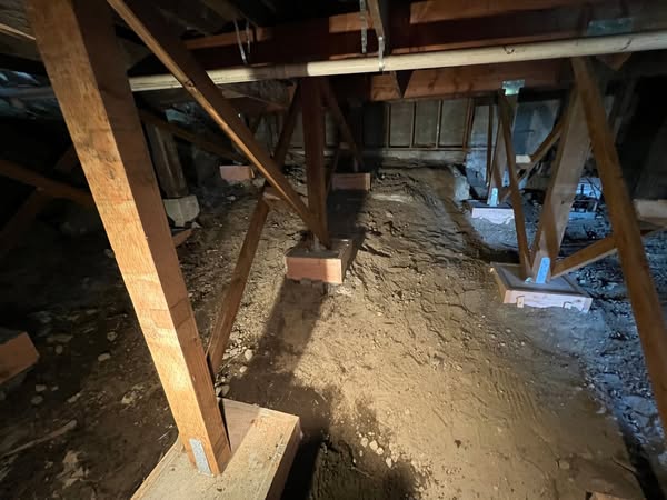 R&R authentic crawl space photo ad